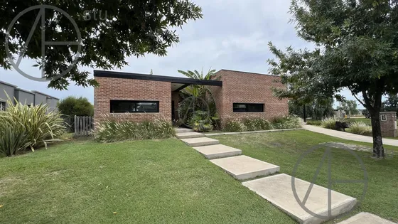 Casa En Venta De 5 Ambientes En Cantón, Escobar