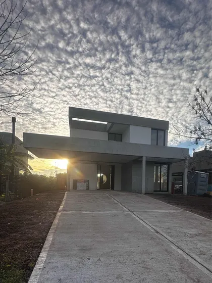 Venta De Casa 5 Ambientes De Categoria! En Puertos / Araucarias, Escobar