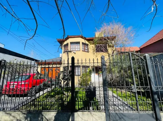 Casa En Venta - 4 Dormitorios 2 Baños - Cochera - 400mts2 - Los Hornos