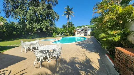 Se Vende Amplia Casa En Arroyo Hondo Con Patio Y Piscina