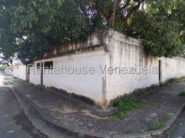 Terreno Con Una Casa Para Remodelar Cuenta Con Un Pozo Propio, Depósito Grande, Areas Verde Y Estacionamiento Tiene Una Ubicación Excelente Cerca A Las Paradas De Autobuses,