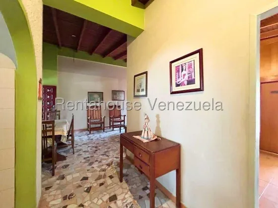Mayra Lara Rah Vende Amplio Y Muy Conservado Apartamento En El Centro - Oeste De Barquisimeto, 3 Habitaciones, 2 Baños, 1 P/e Techado, Cerca De Comercios Y Avenidas Principales