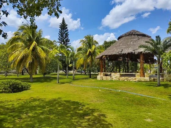 En Venta Quinta, Con Muy Amplio Terreno, Arbolado.