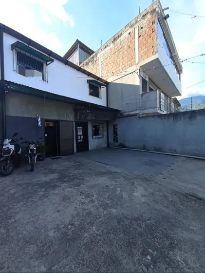 En Venta Casa Con Anexo Y Locales Comerciales En El Boulevard De Guatire