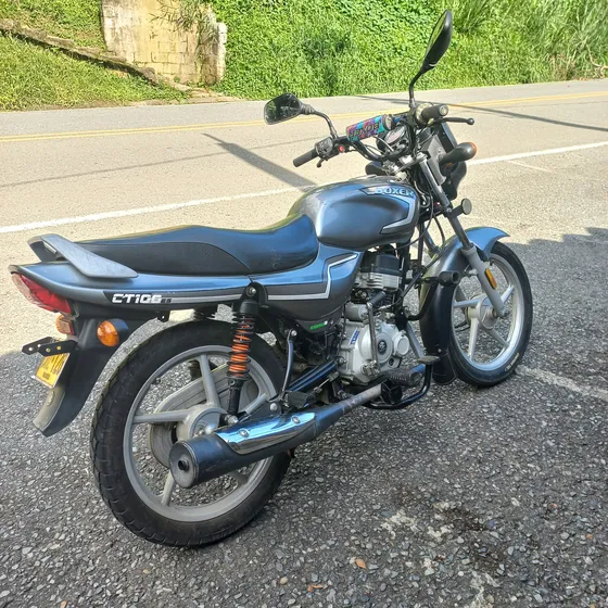 Moto Bajaj Ct100 Boxer En Muy Buen Estado Color Gris. Soat Y
