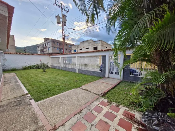 Amplia Y Cómoda Casa En Venta Con Casi 800 Mts De Terreno En El Limón Maracay Hermosos Jardines Nela 25-3447