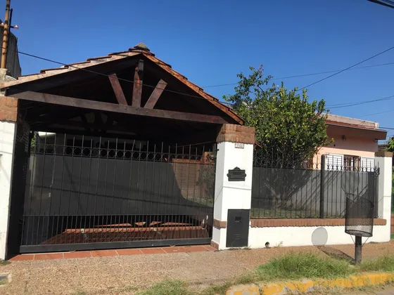 Casa En Venta - 3 Dormitorios 2 Baños - Cocheras - 360mts2 - Merlo