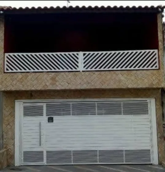 Sobrado Com Três Quartos E Três Banheiros