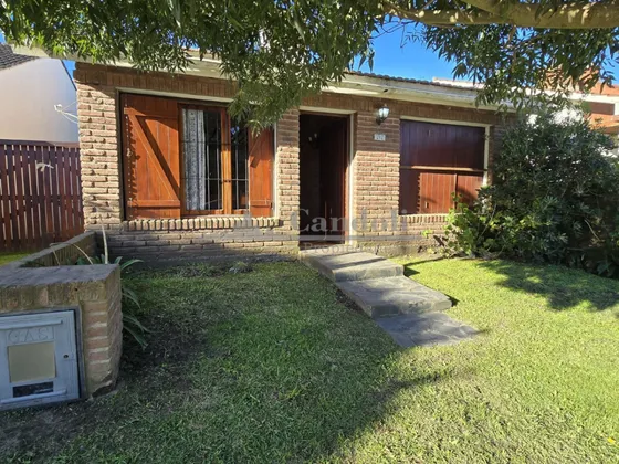 Chalet En Venta 4 Ambientes - Santa Clara Del Mar, Con Parque Y Balcón Corrido