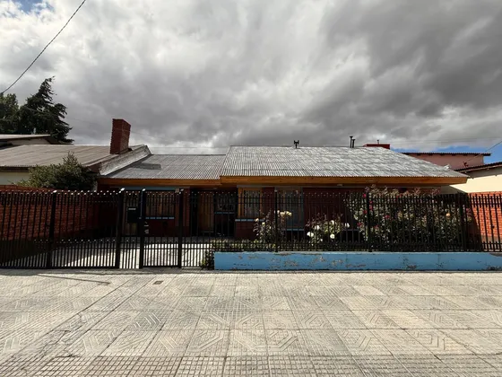 Venta De Casa En Esquel Con Patio - Apto Credito