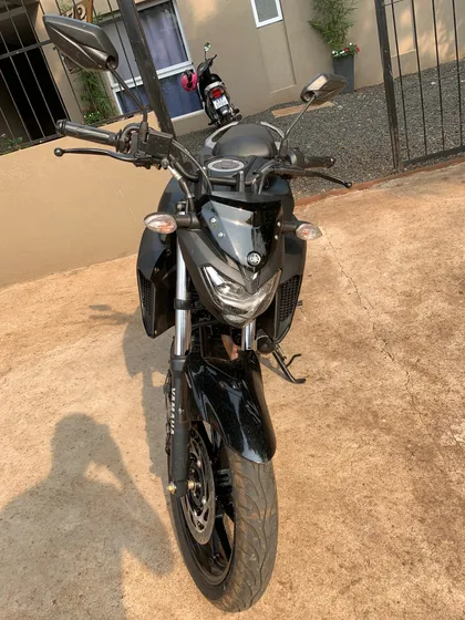 Vendo Moto Fz25 Único Dueño.