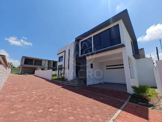 Casa En Venta En Fracc. Jacarandas Con Amplio Jardín Y Alberca Apta A Créditos