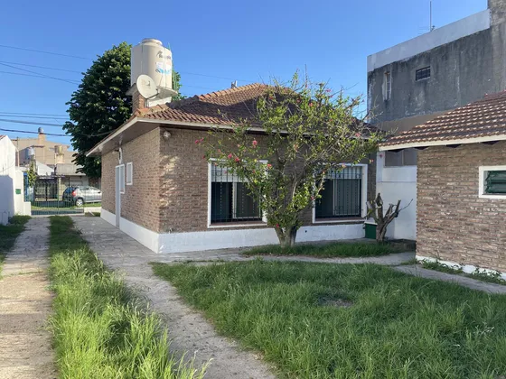 Casa De 3 O 4 Ambientes Con Quincho, Lavadero, Garage Y Parque En Villa España