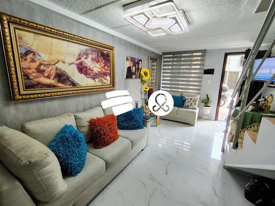 Se Vende Casa Unifamiliar De 3 Niveles Remodelada En Unidad Cerrada Cerca Al Aeropuerto Olaya Herrera De Medellín.