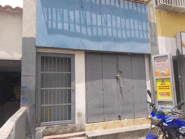 Excelente Local Comercial, En La Av. Fuerzas Armadas A Pie De Calle