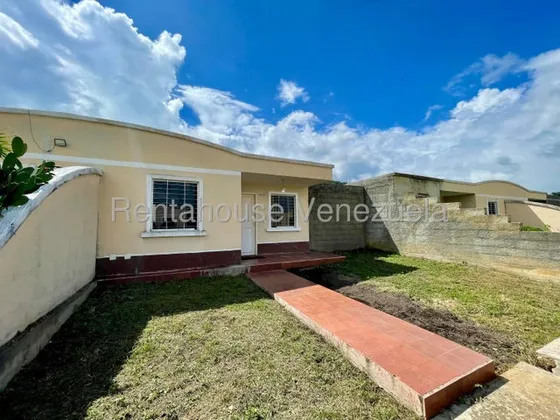 Maribel Morillo Asesor Inmobiliario De Rentahouse Vende; Magnifica Casa; Conjunto Privado Con Pozo Y Bellas Areas Comunes; Posee 166m2; Con 2 Hab. Y 2 Baños; Barquisimeto  Lara