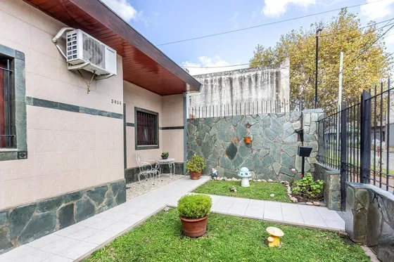 Casa · En Venta · 4 Ambientes · Amplio Jardin Y Cochera · José León Suarez