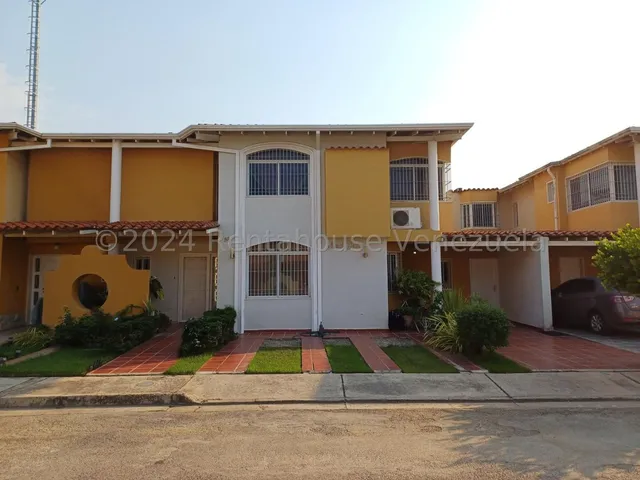 Bello Y Estupendo Townhouse En Venta En Urbanización Privada Villas Geica Cocina Empotrada Y Equipada Agua Constante Seguridad 24 Horas Nela 25-13963