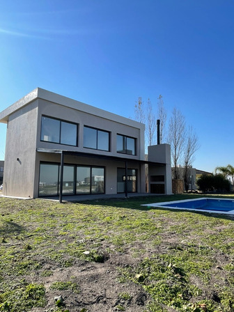 Casa Dos Planta- Apto Credito Hipotecario - Entrega Inmediata - Dueño Directo - Pilar- Lote A Laguna - Con Piscina Casa Dos Planta- Apto Credito Hipotecario - Entrega Inmediata - Dueño Directo - Pilar- Lote A Laguna - Con Piscina