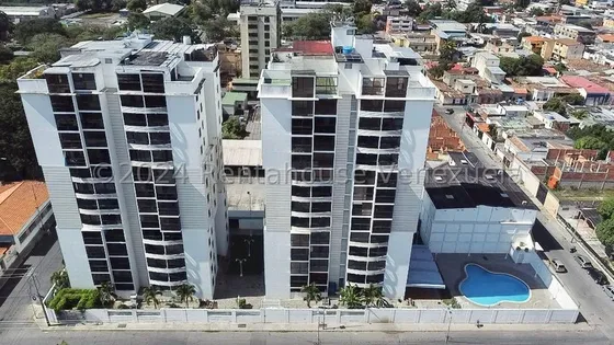 Mayra Lara Rah Tiene En Venta Amplio Y Moderno Apartamento En El Centro De Barquisimeto, 3 Hab., 2 Baños, 2 P/e, Cocina Moderna, Planta Eléctrica, Piscina, Vigilancia Privada