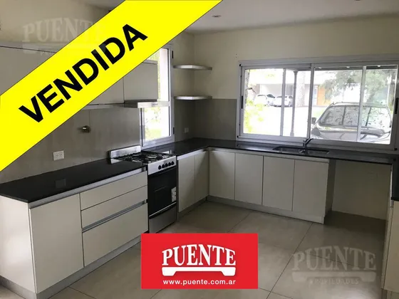 Casa 3 Dorm   Escritorio Ó 4º Dorm   Altillo   Pileta Clim. En  Saint Thomas Este