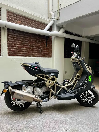 Scooter Automatico 200 Cc Con Escape Akrapovic