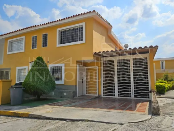 Townhouse En Venta En La Urbanización Vista Dorada Guatire - Estado Miranda.