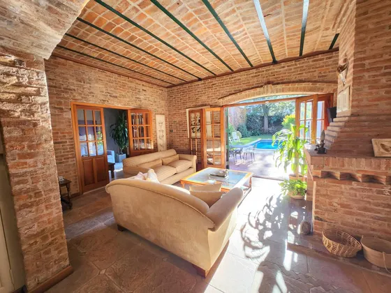 Casa En  Florida 3 Dormitorios, Escritorio, Amplio Jardín Con Piscina Y Cochera Para 4 Autos.