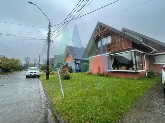 Casa En Venta De 5 Dorm. En Valdivia