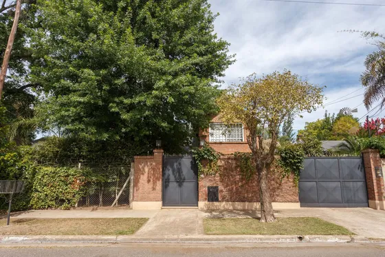 Venta Casa Con Jardin Y Pileta Tortuguitas