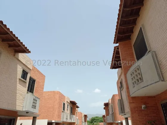 Townhouse  Venta Con Acabados De Lujo, Areas Sociales Para Compartir, El Conjunto Cuenta Con Pozo Propio Y El Tonwhouse Posee Planta 100% Piedra Pintada  Naguanagua Carabobo Leida Falcon Lf23-16997