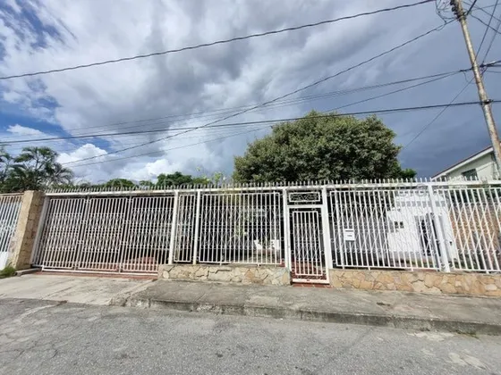 % Raiza Suarez Vende Super Amplia Casa Ubicada En Zona Oeste De Barquisimeto, 2 5 2 2 7, Posee Una Amplitud De 754mts2, Espacios Iluminados, Y Cómodos, Zona De Fácil Acceso A Comercios Importantes    