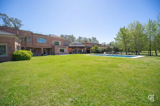 Casa En Venta - 4 Dormitorios - Al Golf - Mayling Cc