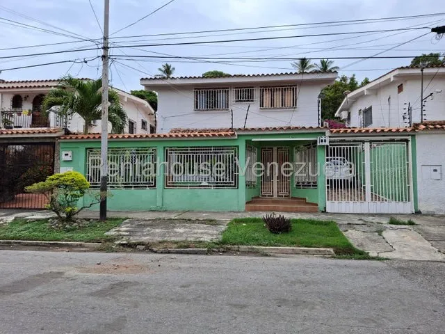 Daniela Linarez Vende Casas Bella Y Acogedora En Exclusiva Urbanización Del Este De Barquisimeto Ideal Para Uso Comercial O Residencial Posee 650m2 Contactame                                          