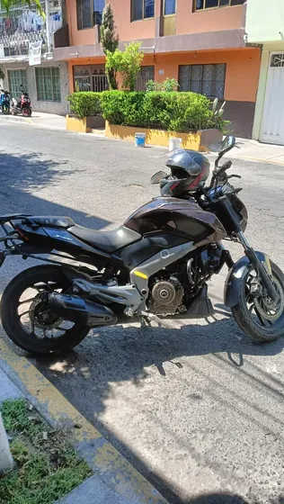 Dominar 400 Negra Con Vino