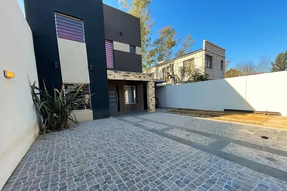 Venta De Casa 3 Ambientes. Parque Leloir.
