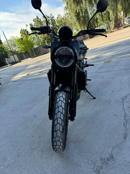 Husqvarna Svartpilen 701