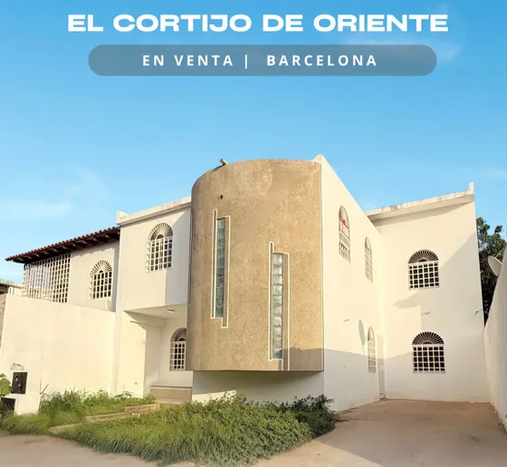 Casa En Venta En Cortijos De Oriente-amplitud Familiar Y Seguridad Total En Barcelona: Confort Conectado