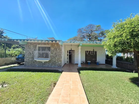 Jip 24-15979. Rent-a-house Vende Casa De 413 Mts2, 3 Hab, 3 Salas De Baños, Hermosos Jardines, Cocina Y Comedor A Estrenar, Conectada A Pozo Y Vigilancia Privada. Valle De Paya, Turmero