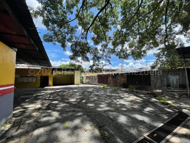 Local Comercial En Venta En Excelente Ubicacion Calle Paez Con Local A Pie De Calle Oficinas Area Mantenimiento Automotriz Estef 25-3852