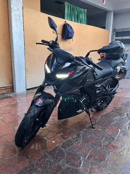 Bajaj Rouser N250. 1250 Km. Año 2023 (noviembre).