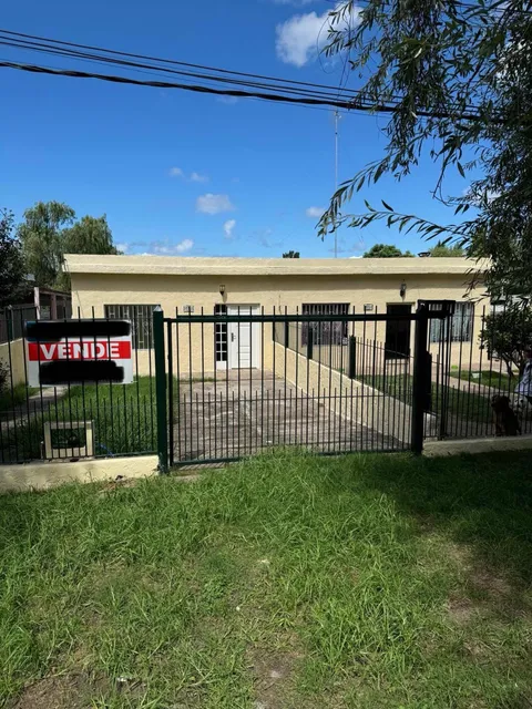 2 Casas Y 1 Apartamento Al Fondo !!!!