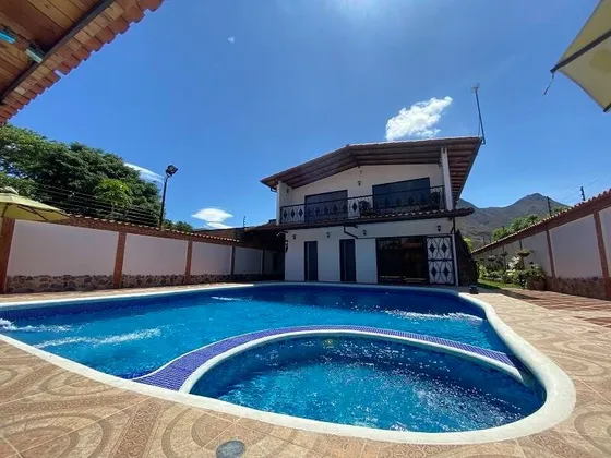 Annic Coronado Vende Imponente Casa Quinta Multifamiliar Semi-equipada En Las Morochas Ref. 237282