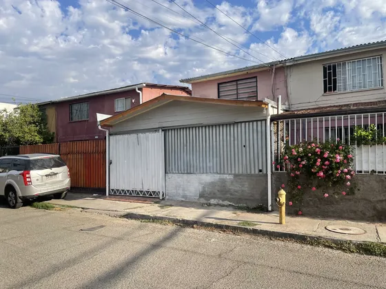 Puente Alto: Casa Cercana Metro Las Mercedes, Cerro Tololo