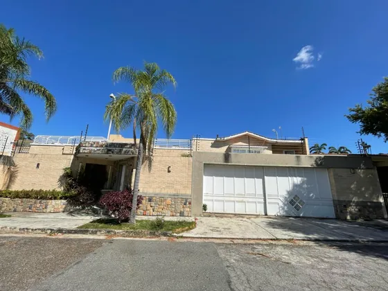 Lisbeth Mantilla Vende Casa Moderna En El Trigal Norte, Valencia.