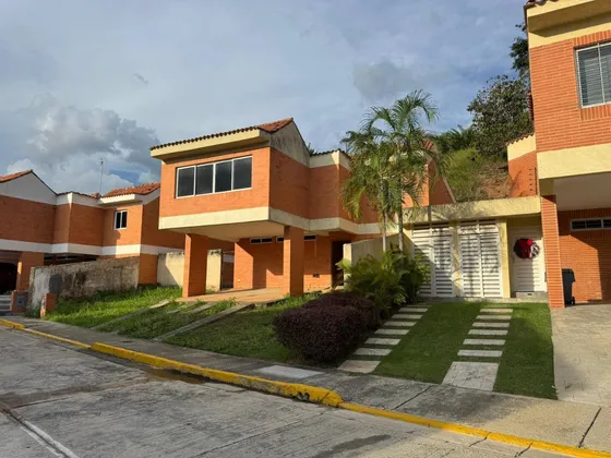  Se Vende Casa 405,37m2 En Lomas Del Country.