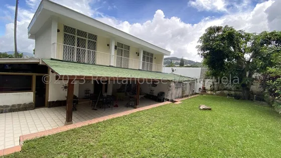 Agp Casa Con Anexo En Venta En Prados Del Este, Con Terraza Y Jardín 24-1809 Ys 