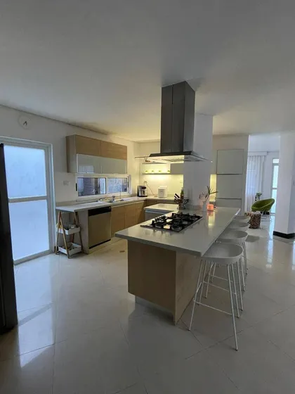 Josefina Toledo: Hermosa Casa En Venta En El Parral, 495m², Cocina Concepto Abierto, Maletero, Bello Jardín Con Parrillera, Terraza, Fachada En Mármol, Planta 100%, Filtro Ósmosis Inversa, 268730