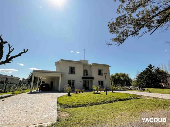 Casa En Venta - 3 Dormitorios 3 Baños - Cocheras - 320mts2 - La Plata