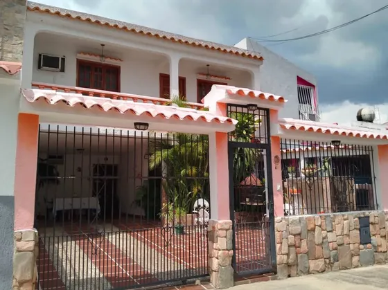 Solo Cliente Hermosa Y Conservadora.casa Quinta En La Esmeralda, San Diego, Calle Semi Cerrada Y Tranquila. Cerca De La Av Don Julio Centeno, Cerca Centros Comerciales, Clínicas Etc (mr)